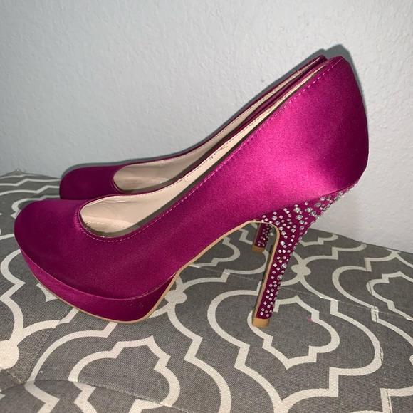 Isenboye Pink satin jeweled high heel shoes - Picture 3 of 8